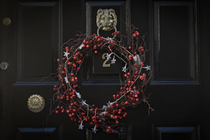 Una puerta decorada para la época de Navidad