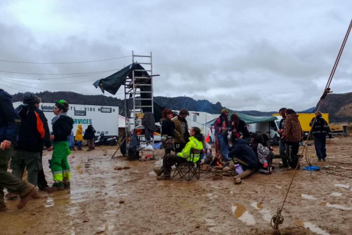 Asistentes a la fiesta rave que se celebra de forma ilegal en el entorno del embalse del Cenajo, entre los términos municipales de Férez y Hellín