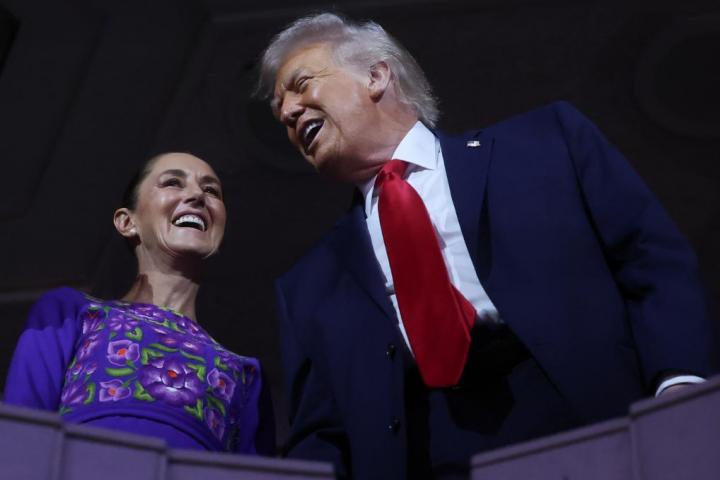 Claudia Sheinbaum, presidenta de México, y Donald Trump, su homólogo de EEUU, conversan durante el sorteo oficial de la Copa Mundial de la FIFA 2026, el 5 de diciembre de 2025, en Washington.
