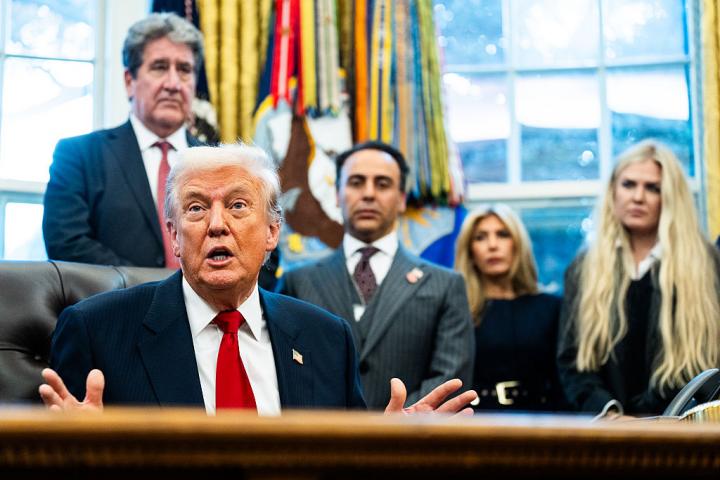 Donald Trump, con varios invitados en un acto en el Despacho Oval de la Casa Blanca