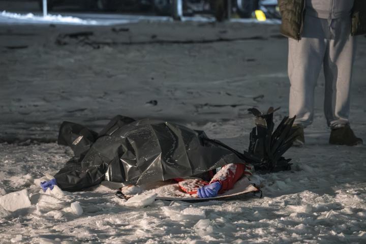 El cuerpo de un paramédico, muerto por un ataque ruso al ir a atender a heridos de un primer bombardeo, el 9 de enero de 2026, en una zona residencial de Kiev.