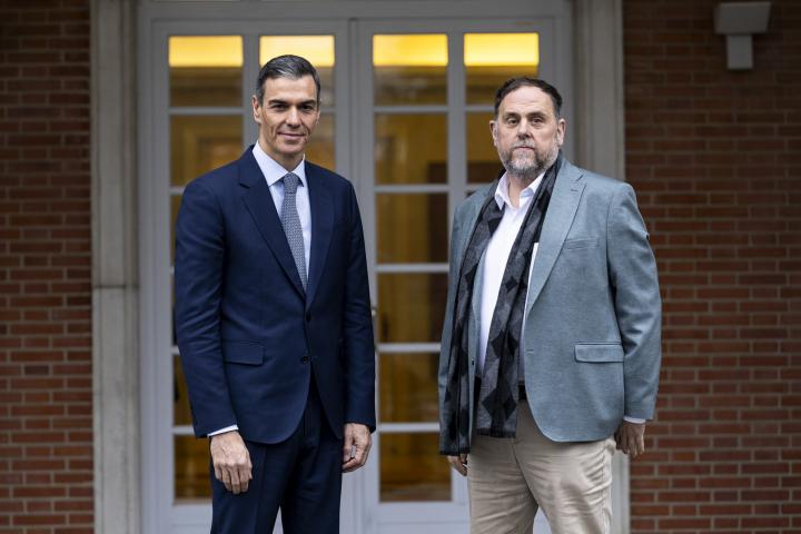 El presidente del Gobierno, Pedro Sánchez, con el líder de ERC, Oriol Junqueras.