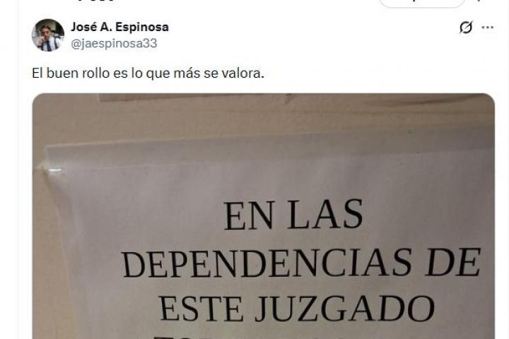 El tuit de @jaespinosa33 con la imagen del cartel colgado en un juzgado.