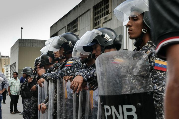 Fuerte presencia policial en la sede del Servicio Bolivariano de Inteligencia Nacional, en Caracas, tras una serie de arrestos de opositores, en octubre de 2018.