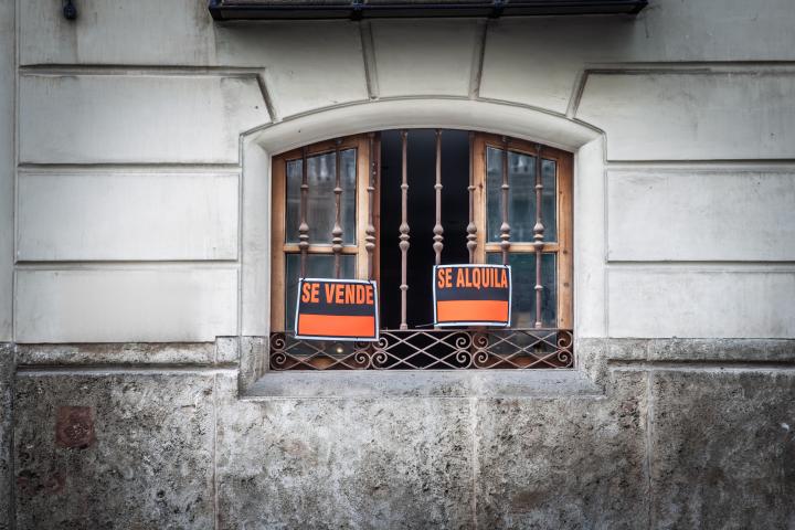 Imagen de archivo de un cartel de 'Se vende' y otro 'Se alquila' en un piso.