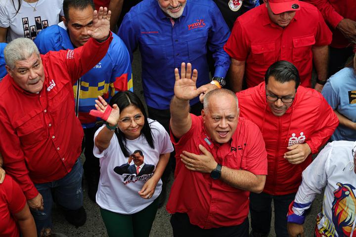 La entonces vicepresidenta de Venezuela, Delcy Rodríguez, y el ministro de Interior y Diosdado Cabello, saludan durante la conmemoración del 71º aniversario del natalicio de Hugo Chávez, el 28 de julio de 2025, en Caracas.
