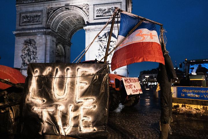 Protestas en Francia contra el acuerdo con Mercosur; un cartel reza 'UE asesina'