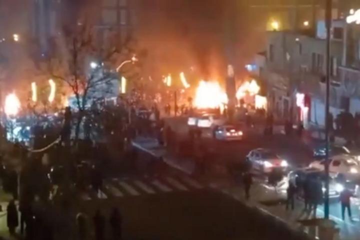 Protestas en las calles de Teherán (Irán) publicadas en redes sociales, pese al corte de comunicaciones decretado por los ayatolás, el 3 de enero de 2026.
