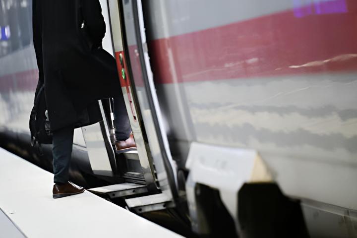 Un hombre subiendo al vagón de un tren