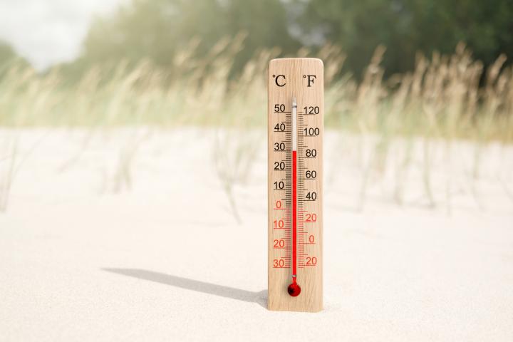 Un termómetro marcando 30 grados, en una imagen de archivo