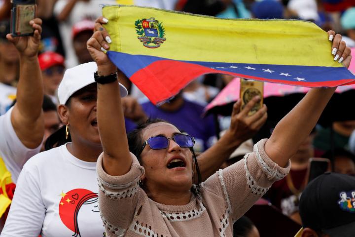 Una simpatizante del Gobierno venezolano sostiene una bandera mientras participa en una marcha para pedir la liberación de Nicolás Maduro, el 7 de enero de 2026, en Caracas.