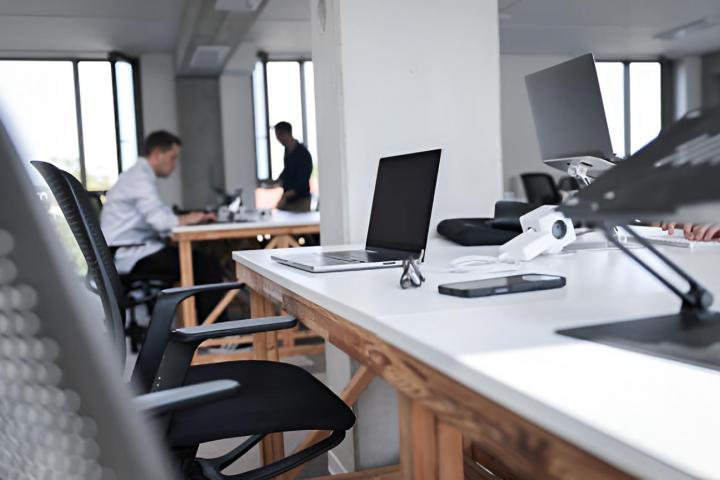 Una persona trabajando en un espacio de coworking