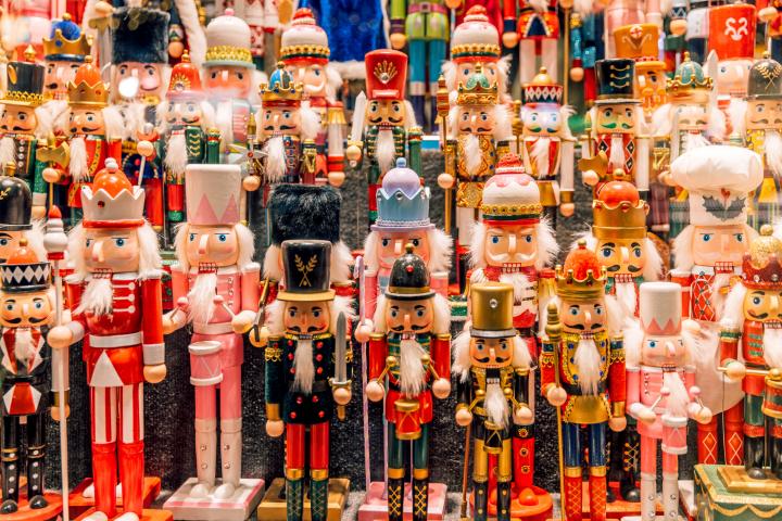 Figuras de cascanueces a la venta en el mercado navideño de Múnich, Alemania.