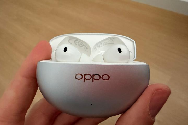 Los OPPO Enco X3s en su funda.