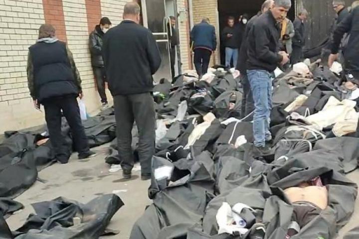 Cadáveres de manifestantes yacen en bolsas, en el suelo. en el Centro Médico Forense Kahrizak en Teherán (Irán), en una imagen del 11 de enero de 2026.