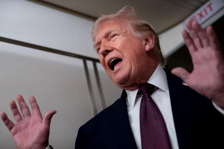 El presidente de EEUU, Donald Trump, habla con la prensa a bordo del Air Force One, en ruta desde Florida a la Base Conjunta Andrews, Maryland, el 11 de enero de 2026.