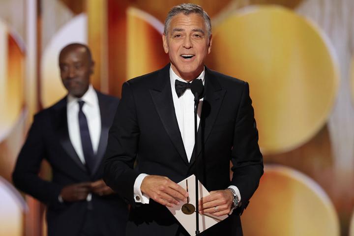 George Clooney al entregar un premio este 11 de enero en los Globos de Oro 2026.