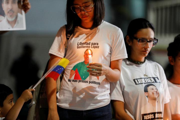 Imagen de una vigilia por presos políticos y arrestados en el centro de detención venezolano de El Helicoide.