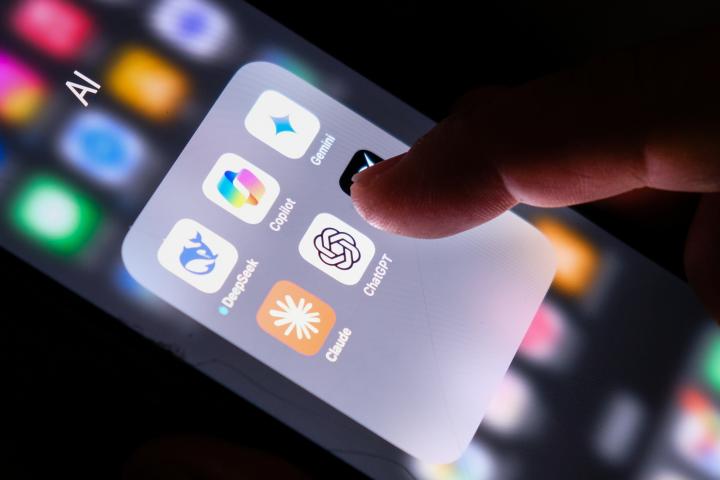 Una persona clicando en la app de ChatGPT (IA)