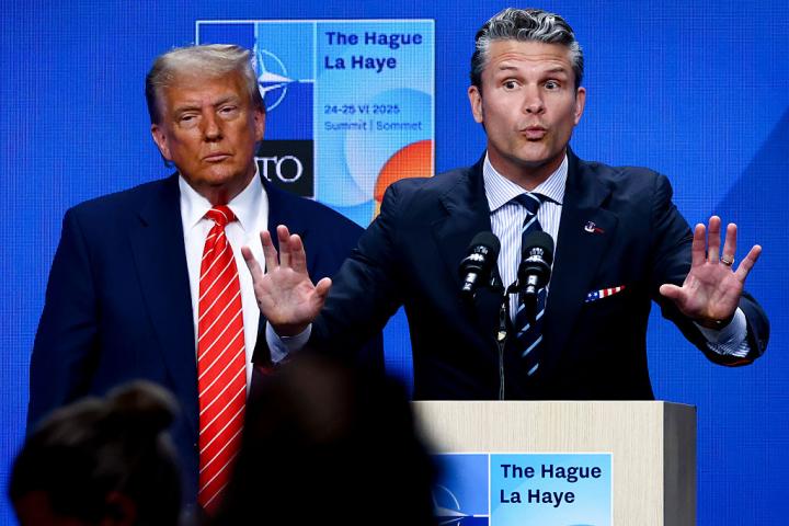 El presidente de EEUU, Donald Trump, y su secretario de Defensa, Pete Hegseth, atienden a la prensa durante la 76ª Cumbre de la OTAN en La Haya (Países Bajos), el 25 de junio de 2025.