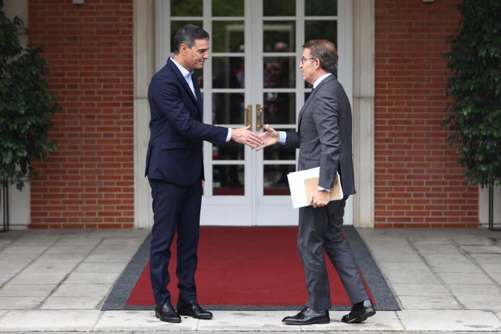El presidente del Gobierno, Pedro Sánchez, y el líder de la oposición, Alberto Núñez Feijóo.