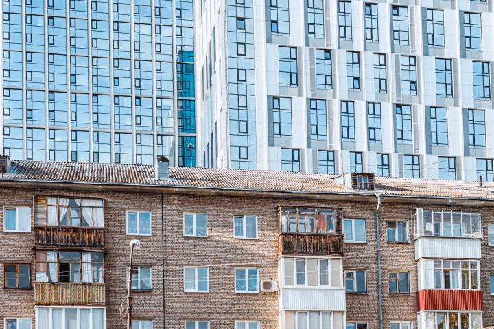 Imagen de archivo con varios edificios antiguos en primer plano y bloques modernos al fondo.