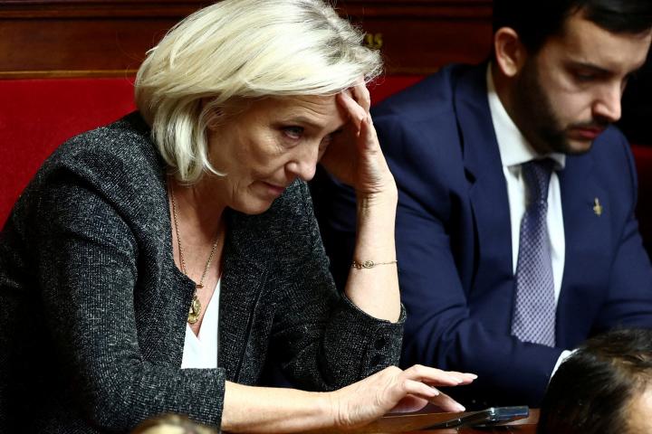 La líder de extrema derecha francesa, Marine Le Pen, la presidenta del grupo de Agrupación Nacional, y su diputado Jean-Philippe Tanguy, en la Asamblea Nacional, el 14 de octubre de 2025.