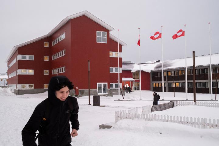 Un joven camina frente al parlamento de Groenlandia, el Inatsisartut, en Nuuk, la capital, el 12 de enero de 2026.
