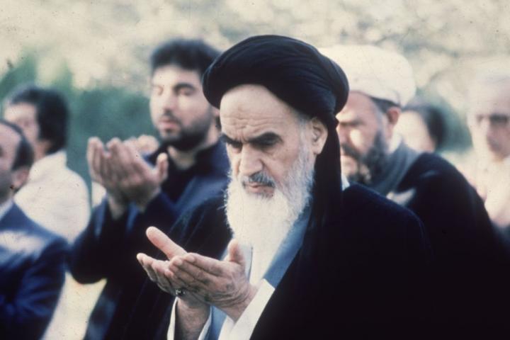 El ayatolá Ruhollah Jomeini, líder religioso y político iraní, rezando en 1978.