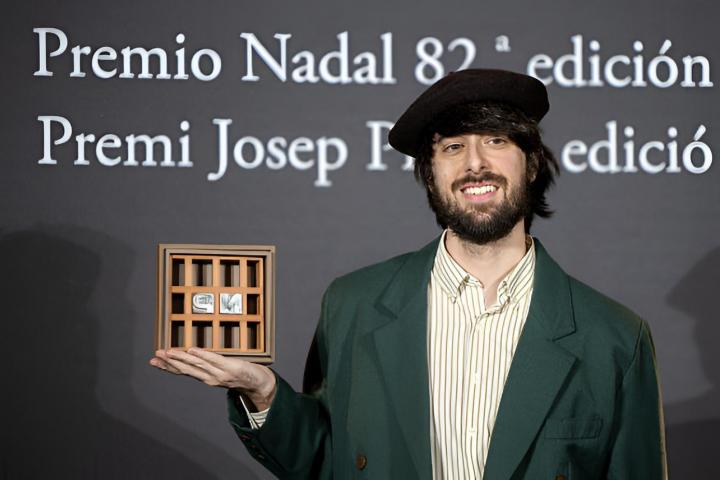 alt="alt="El escritor David Uclés gana el 82 Premio Nadal con 'La ciudad de las luces muertas'""