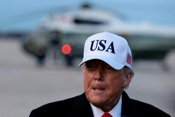 El presidente de EEUU, Donald Trump, habla con la prensa a su regreso de Detroit, (Michigan), en la Base Conjunta Andrews (Maryland), el 13 de enero de 2026.