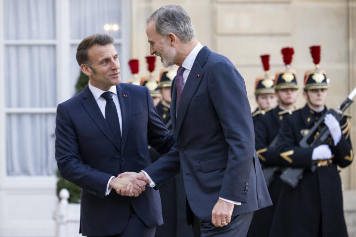 El presidente francés, Emmanuel Macron, dando la bienvenida al rey Felipe VI en el Elíseo el 13 de enero de 2026.