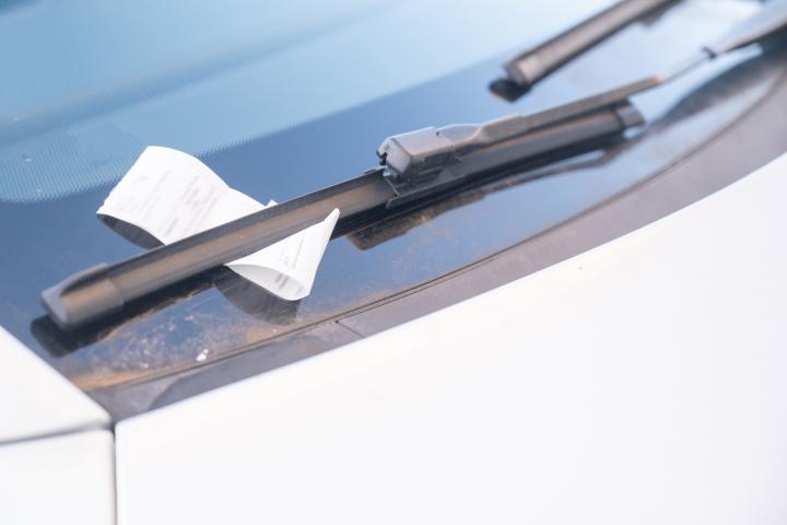 Imagen de archivo de una multa en un parabrisas.