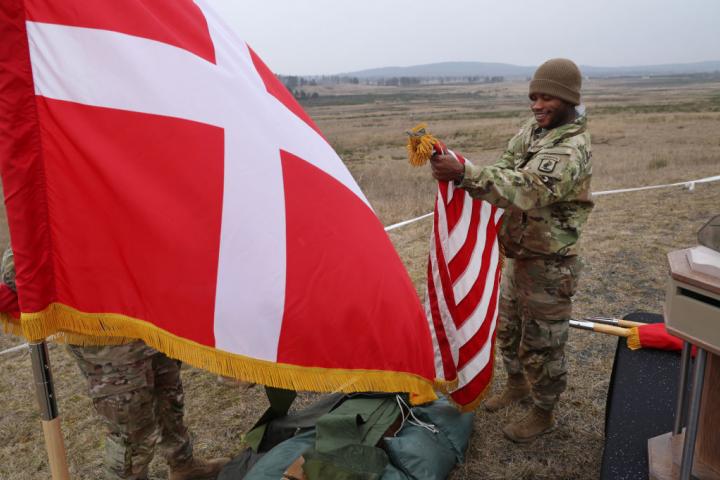 Intercambio de banderas danesa y estadounidense en una imagen de archivo