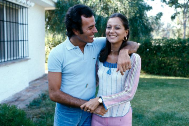 alt="alt="Isabel Preysler tenía solo 20 años cuando se casó con Julio Iglesias, que por aquel entonces ya era uno de los cantantes más importantes de nuestro país.""