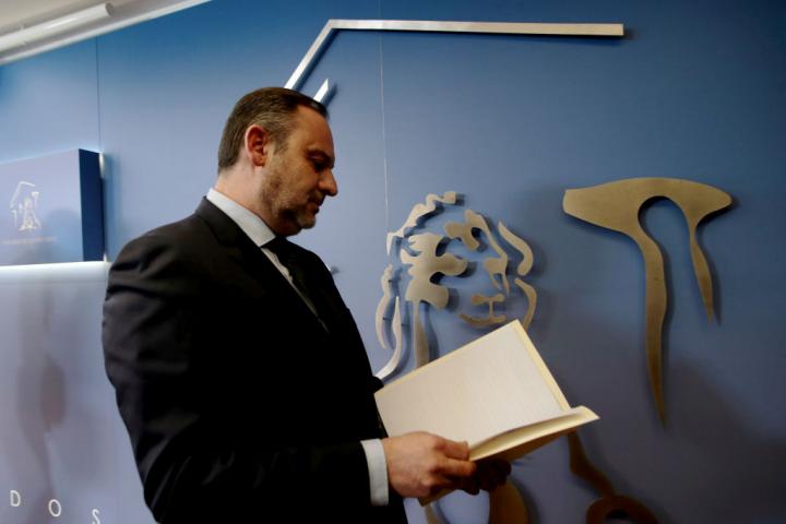 José Luis Ábalos hojea unos documentos tras una comparecencia en el Congreso, en una imagen de archivo