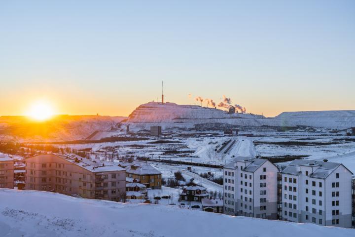 Kiruna, Suecia y las operaciones mineras de mineral de hierro fuera de la ciudad, en el extremo norte de Suecia, al mediodía, noche pola