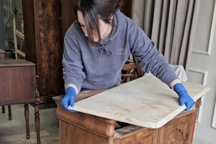 La joven restauradora descubre el tesoro en el escritorio que restaura