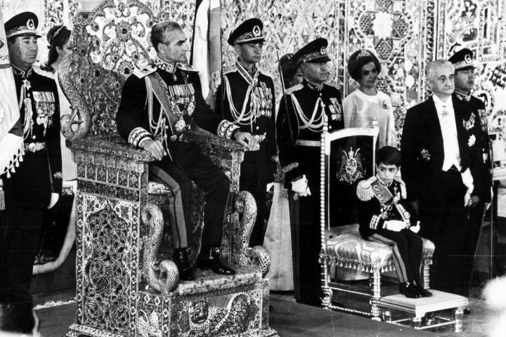 Mohammad Reza Pahlavi, sha de Persia, junto a su hijo, el día de su coronación, el 16 de septiembre de 1941, en Teherán.
