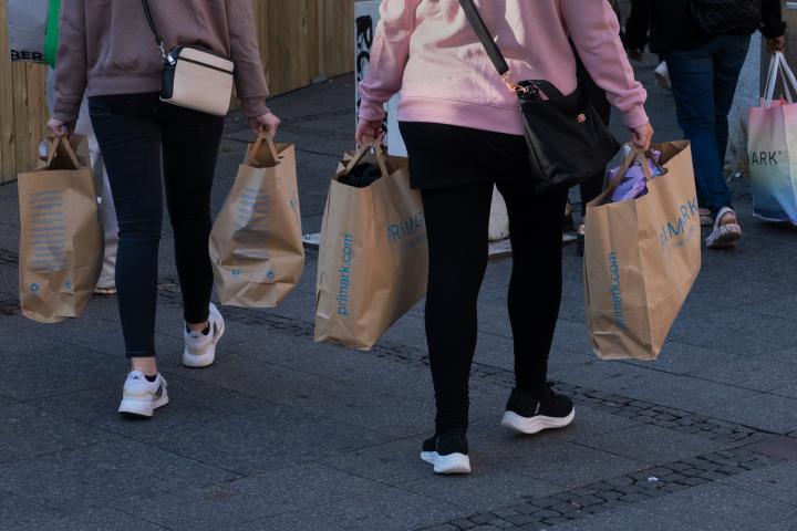 Mujer cargando bolsas de compras.