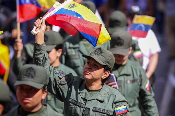 na soldado sostiene una bandera venezolana durante una manifestación en apoyo al presidente Nicolás Maduro y su esposa, Cilia Flores, en Caracas, el 6 de enero de 2026.