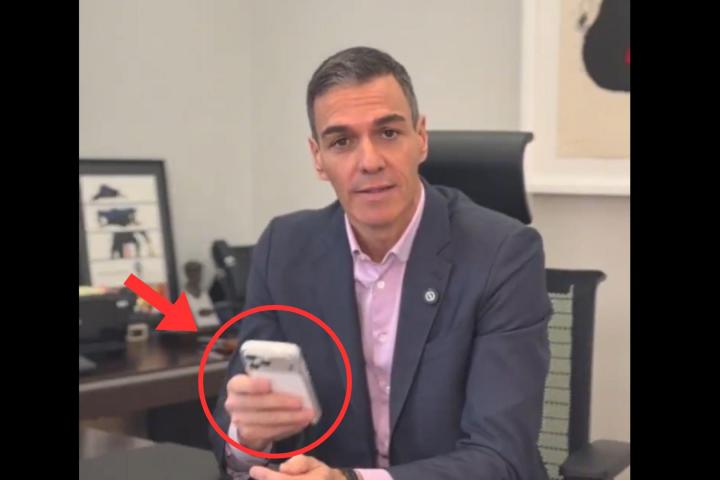 Pedro Sánchez con un iPhone 17 Pro, en color gris, en la mano.