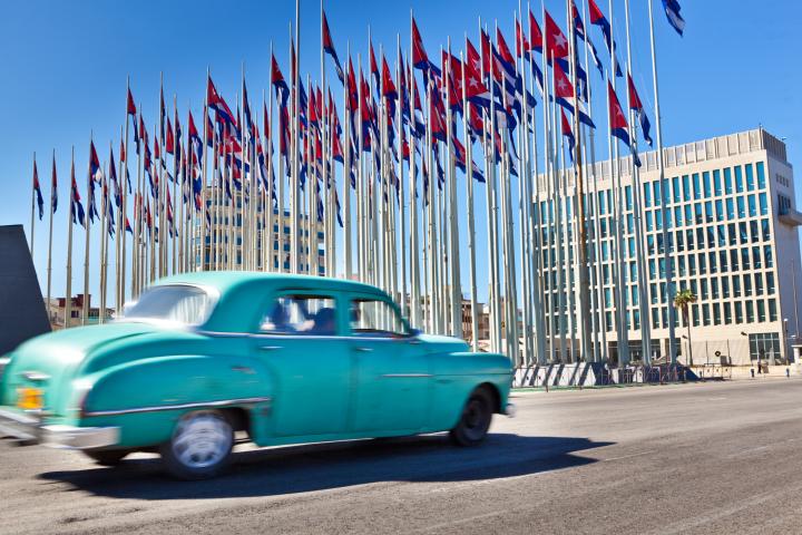 Un coche de los años 50 circula por el Malecón de La Habana (Cuba), con la Embajada de Estados Unidos al fondo, en una imagen de archivo.