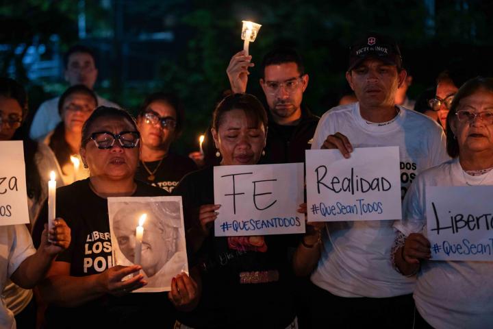 Un grupo de venezolanos participa en una vigilia por los presos, frente al centro penitenciario Rodeo I, en Zamora (estado de Miranda), el 13 de enero de 2026.