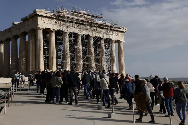 Una vista del Partenón en la Acrópolis de Atenas, Grecia, lleno de turistas