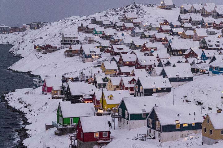 Vista de varias casas en Nuuk, capital de Groenlandia