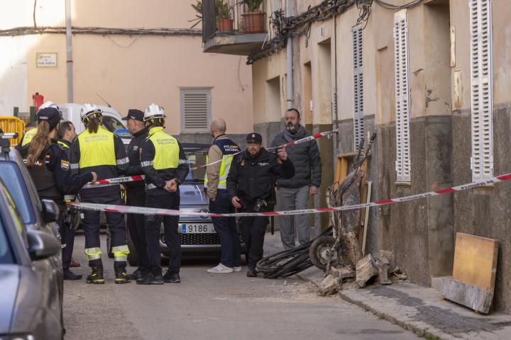 Agentes de Policía vigilan en la zona de la vivienda donde un joven de 18 años ha fallecido esta madrugada en el derrumbe esta madrugada de la misma, situada en la calle Sant Francesc en Manacor.