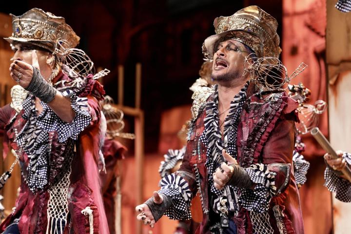 Andy Morales en la comparsa 'El desguace' en el pase de preliminares del Concurso de Agrupaciones Carnavalescas (COAC 2026).