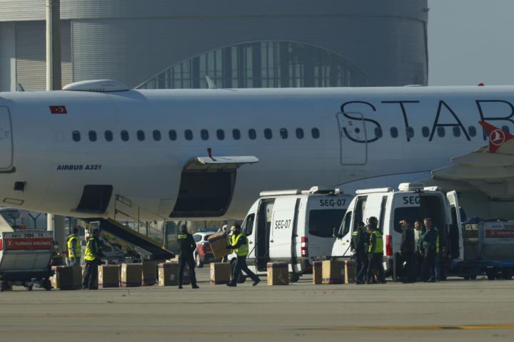 Aspecto del avión de Turkish Airlines, que ha aterrizado este jueves en Barcelona tras una amenaza de bomba a bordo que ha activado la actuación de las fuerzas de seguridad.