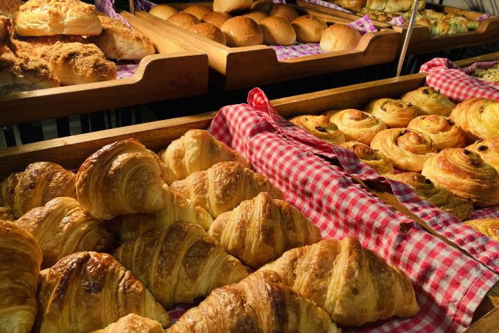 Dulces en el interior de una panadería